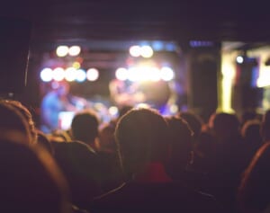 お笑いライブの客席で授乳していた母親、会場から追い出される