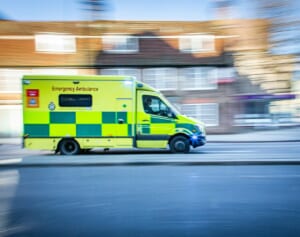 中学校で教師2人と生徒1人が刺される　10代の少女を逮捕