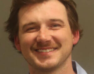 ビル屋上からイスを投げ落としあわや警察官に直撃　大人気歌手が逮捕