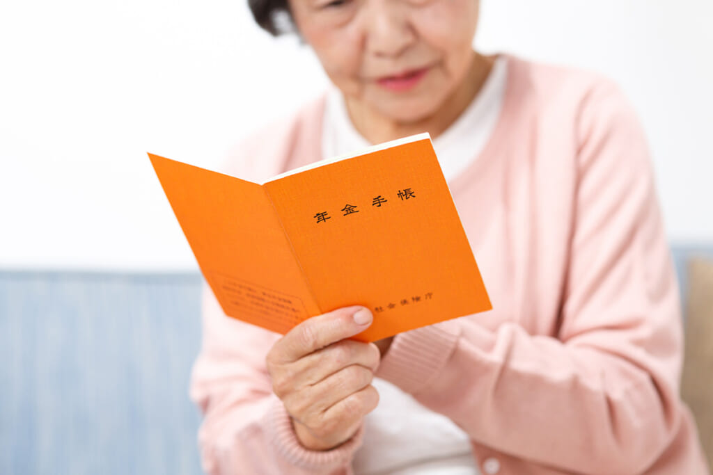 ひとり暮らし高齢女性の4割超が貧困に…夫と死別後、生活保護になる事例も