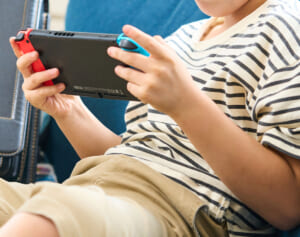 「子供にゲーム機買わない」はむしろ悪影響？SNSで論争勃発！「反動でバケモノになります」「なくてもいいじゃん」