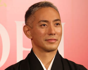 團十郎 スーツで愛娘入学式へ駆けつけ…周囲の目をひいた“足元の装い”