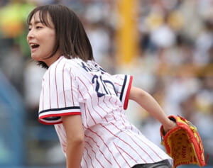 石川佳純　始球式での「球団ロゴなし」ユニフォームに批判続出…用意したフジテレビが寄せた「まさかの回答」