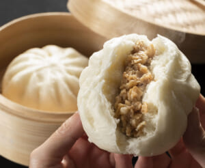 新幹線車内で「豚まん」を食べるのはNG？ネットの“マナー違反論争”にJR東海が示した「回答」