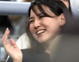 大谷翔平　妻・真美子さんの意外な“陽キャ”素顔！写真は変顔、カラオケではタンバリンの盛り上げ役