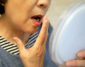 暑くなるほど臭くなる！ 専門家に聞いた“口臭悪化”させるNG6「舌磨きは逆効果」