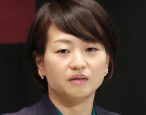 「何イチャイチャしてるの？」鈴木宗男氏を父に持つ自民女性議員（38）緊迫の委員会中に男性議員と仲良く談笑…緊張感なき姿に批判続出