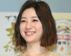 「パンツじゃなくてスカートだったの!?」足立梨花　スタンプで隠して…“開脚”ショットにファン騒然