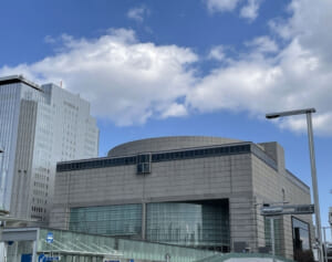 「この席で何見るんだ？？」宝塚歌劇団の公演が“ほとんど見えない”と物議…会場側の見解は