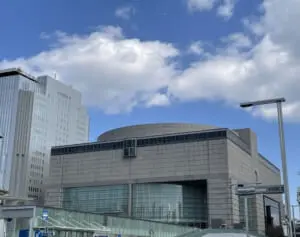 「この席で何見るんだ？？」宝塚歌劇団の公演が“ほとんど見えない”と物議…会場側の見解は