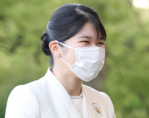 愛子さま　巻き髪に大きなリボン、35センチばっさりでボブに…華やぐ髪型七変化