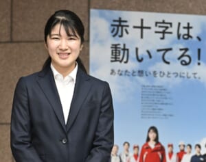 愛子さま　来場者の誘導、最後まで残って後片付け…赤十字大会で見せられた「400分の裏方奮闘」