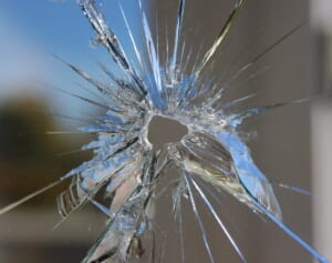 10年間にわたり窓ガラスを破壊　“連続パチンコ襲撃犯”の81歳がついに逮捕される