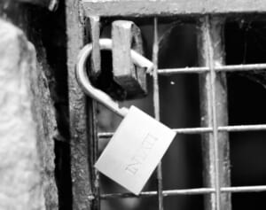 26年前に誘拐された男性、隣家の羊小屋から生きて発見される