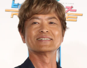 「結構エグい」超人気コナン声優（70）　若い女性の腰に手、添い寝…“ゲス不倫”報道で波紋呼ぶ「濃密すぎるファンサービス」