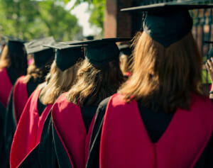 娘の卒業式の真っ最中に会場で母親が転落死