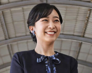 「シックで素敵」佳子さま　ギリシャ視察時の”総柄セットアップ”にも集まる絶賛！過去には眞子さんも着用の“おそろい”