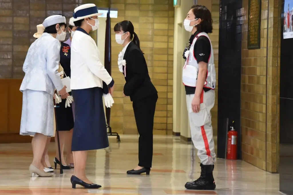 雅子さま 愛子さまも新入職員として従事…全国赤十字大会で見せた感極まられたお姿（3ページ目） | 女性自身