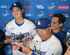 大谷翔平からロバーツ監督への“ポルシェ”プレゼント写真に写り込んだ「日本の紙袋」にネット注目「何であるのかな」