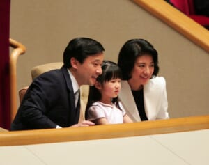 愛子さまは「大変なお父さまっ子」！手をつながれ、抱っこされて…父の日の仲良しアルバム