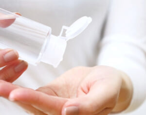 SNSで話題の「ベビーオイルクレンジング」　皮膚科医が肌トラブルの原因と正しい方法を解説