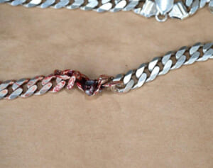 ネックレスが銃弾を受け止め九死に一生「純銀じゃないから助かった」