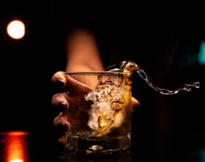 インドで密造酒を飲み47人が死亡…150人以上が病院へ搬送