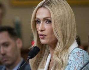 パリス・ヒルトン 16歳のときに性的虐待を受けたことを米議会で証言