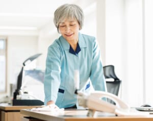 中高年女性におすすめな「高時給パート」を解説！人手不足＆インバウンドで春から賃金アップ