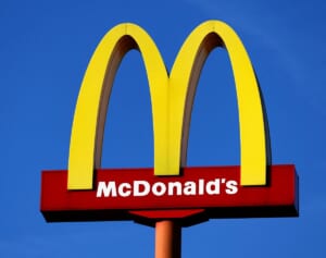 「飲み物まずくなる」マクドナルド　話題の「プラスチックストロー」復活を否定…なお高まる「紙ストロー不要」の声