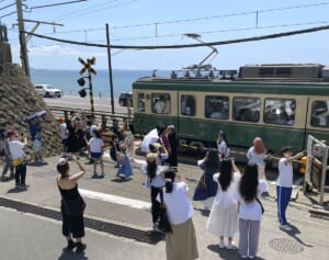 民家の庭で勝手に宴会、ポイ捨て注意に逆ギレ…迷惑観光客の呆れた言い訳