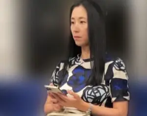 三浦瑠麗　離婚発表から2カ月、目撃した電車移動中の“猫サンダル”個性派私服