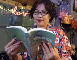 “推し”の急逝を機に、44歳から韓国語勉強→51歳で字幕監修者になった女性「やりたいと思ったら、どんどんやっていい」