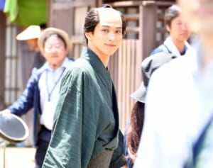 横浜流星「超絶カッコいい！」ドラマ初のちょんまげ姿お披露目に集まる絶賛の声