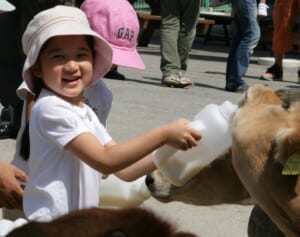 愛子さま　水着で海水浴、蝶ネクタイで出し物…夏休みの“素顔”アルバム