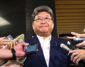 「まさに恥知らず」萩生田議員　照ノ富士優勝パレードでの“ど真ん中鎮座”に批判殺到「裏金議員が乗ってるぞ」