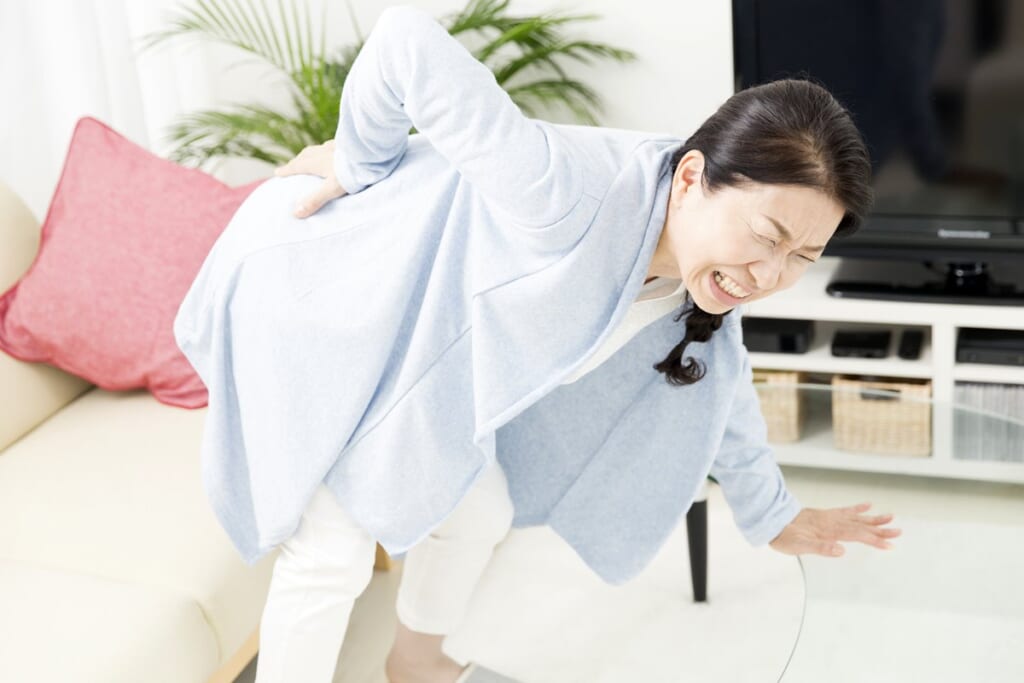 腰痛が消える楽～な家事動作！重い荷物を持つときは「壁にお尻」をつける