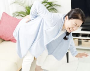 腰痛が消える楽～な家事動作！重い荷物を持つときは「壁にお尻」をつける