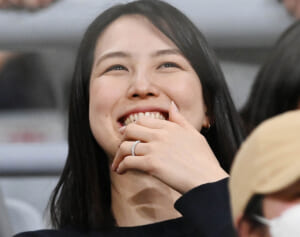 真美子夫人のカジュアル私服アルバム　貴重なデニム姿やスウェットコーデも！