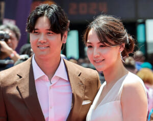 真美子夫人　エレガントなブラックスーツ、レッドカーペットでは“肌見せ”のフォーマルファッション写真館