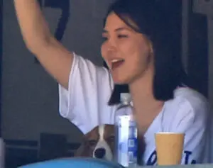 真美子さん　同僚夫人のインスタに映り込んだ大谷翔平＆デコピンとの「初3ショット」にファン歓喜