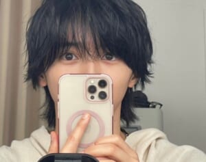 「黒に戻ってるううう」道枝駿佑 銀髪から“黒髪に激変”でファン歓喜「肌の透明感増し増し」