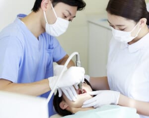 過去の銀歯を白い歯に“保険”で変えるチャンス！虫歯治療費の最新事情