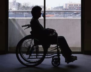 夫と死別で専業主婦の年金は大幅減少…足りない生活費は10年間で486万円に！