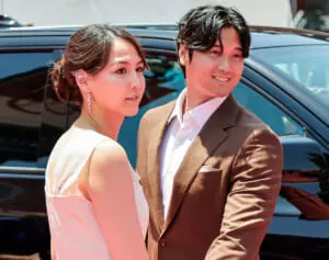 大谷翔平　真美子夫人との“3ショット”に歓喜続々「ほほえましすぎる」注目集めた「デコピンの表情」