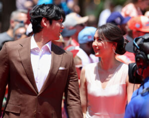 「女神じゃん！」真美子夫人　レッドカーペットで大谷翔平と手つなぎ、“ドレスアップ姿”に絶賛続々