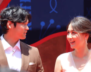 「めろめろなんやろね」大谷翔平　レッドカーペットで見せた真美子夫人への“ゾッコン仕草”にファン歓喜「絵に描いたような理想の夫婦」