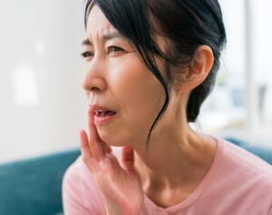 九州大病院の医師が警鐘　奥歯がないと認知症リスク1.5倍に！【前編】