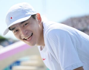 「お似合いやなぁ」スケートボード決勝中継に映り込んだ“超人気モデル”にSNS騒然、白井選手にハートマーク送る場面も