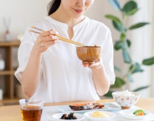 熱中症対策には食事からの水分摂取が肝心！医師が勧める朝の「すっぱ味噌汁」レシピ